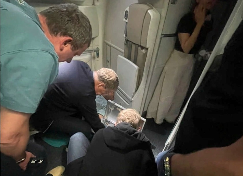 russian doctors assist passenger in medical emergency on vietnam airlines flight picture 1