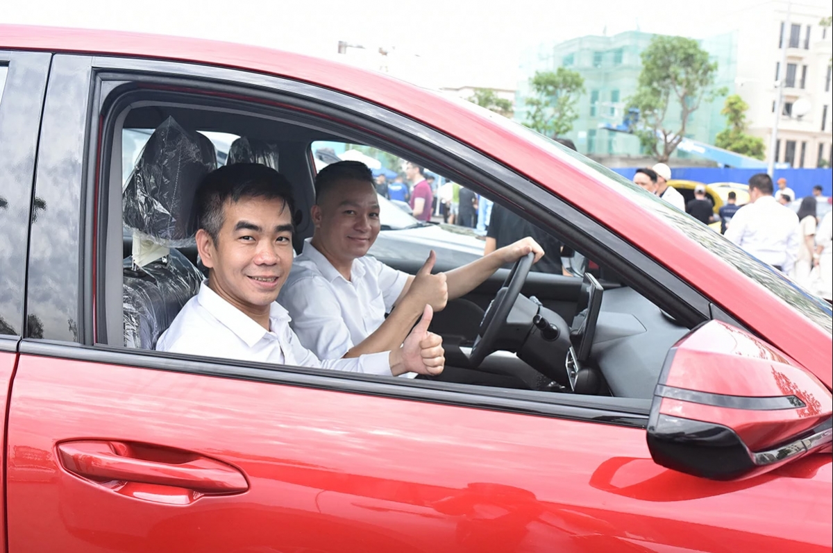 Xe dịch vụ 7 chỗ cỡ nhỏ: Cuộc chiến giữa xăng và điện