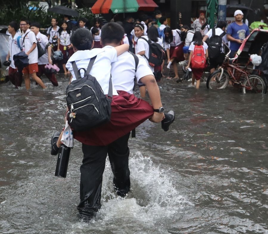 PAGASA cảnh báo bão Ragasa có khả năng xảy ra tình trạng ngập lụt đe doạ tính mạng do nước biển dâng cao tại một số khu vực. PAGASA cảnh báo bão Ragasa có khả năng xảy ra tình trạng ngập lụt đe doạ tính mạng do nước biển dâng cao tại một số khu vực.