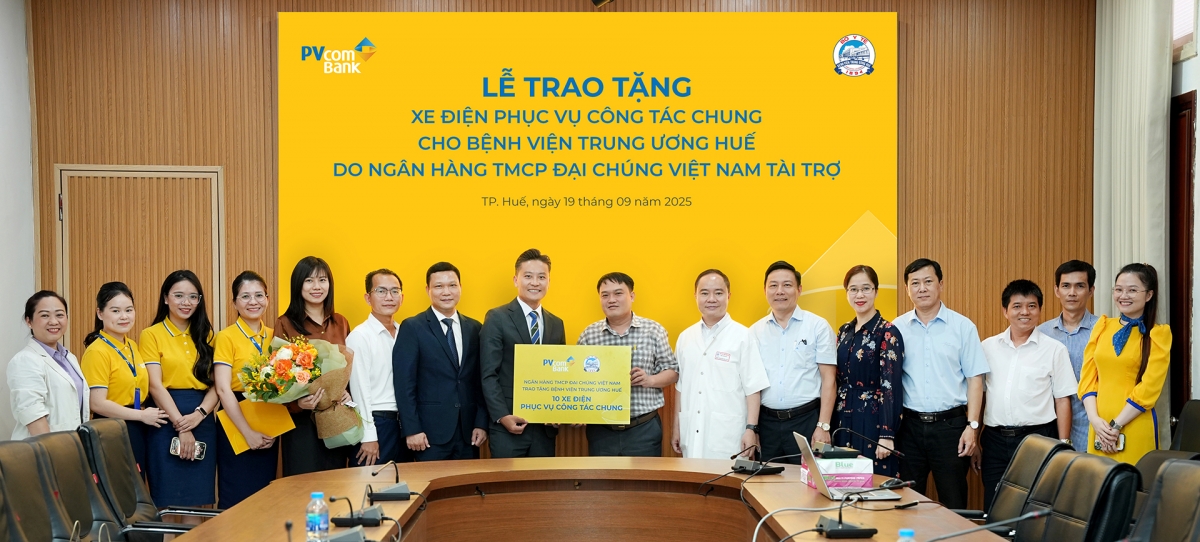 pvcombank donates 10 electric vehicles to support hue central hospital operations picture 1