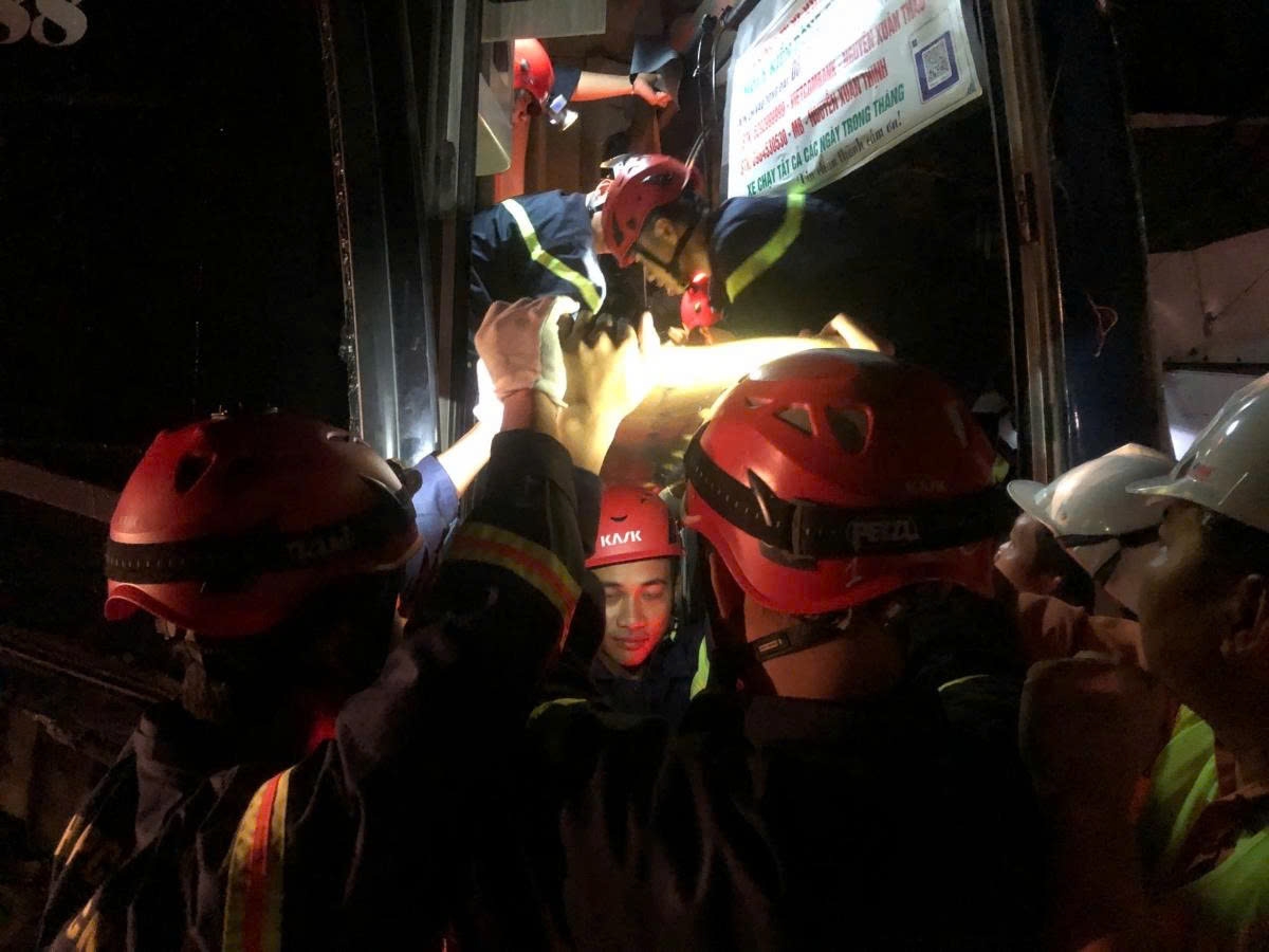 police rescue 12 trapped in vehicles after expressway pile-up in da nang picture 1