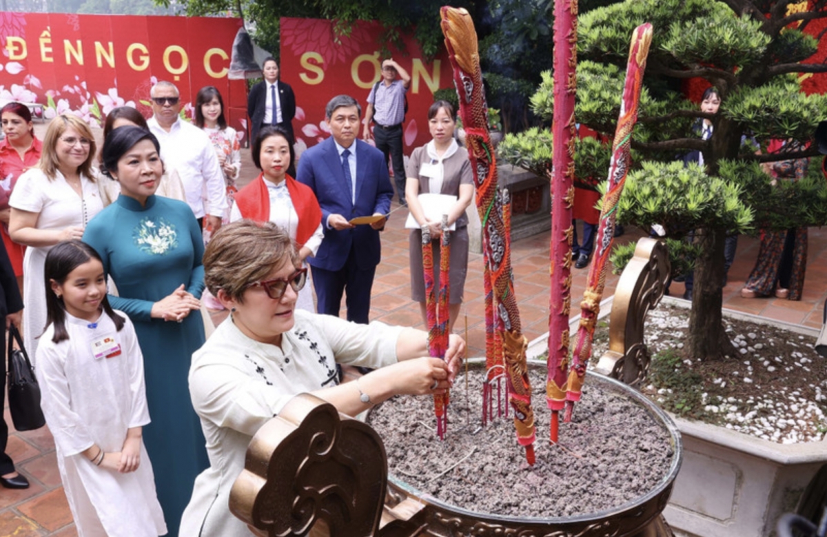 party chief s spouse, cuban first lady enjoy water puppetry, visit ngoc son temple picture 1