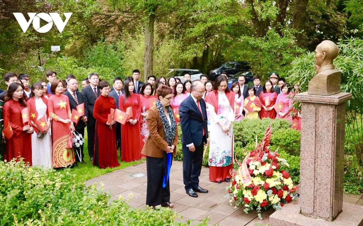 vietnamese expatriates pay tribute to president ho chi minh in france picture 1 vietnamese expatriates pay tribute to president ho chi minh in france picture 1