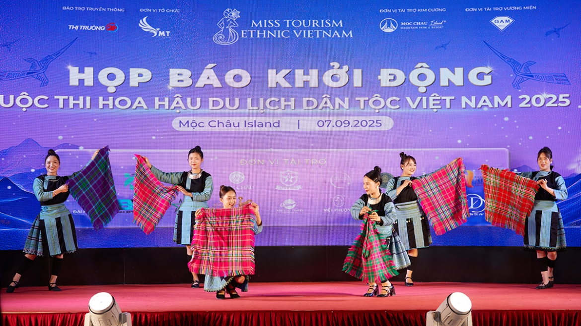  hoa hau du lich dan toc viet nam 2025 se lan toa tinh yeu que huong qua nhan sac va tri tue hinh anh 4