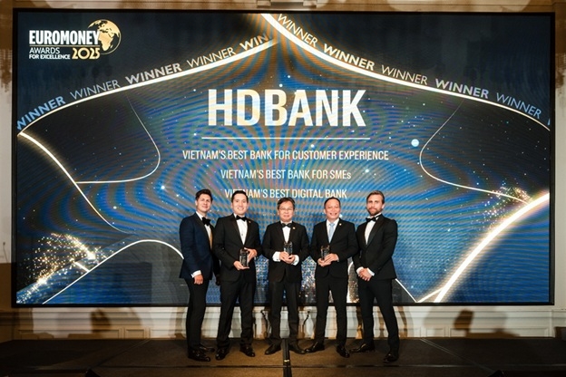 hdbank lap hat-trick giai thuong euromoney 2025 hinh anh 1