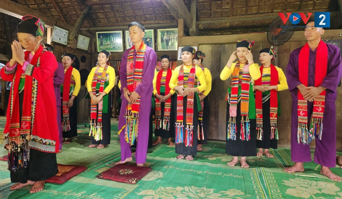 vui le hoi thuong hoa cua dong bao muong tai ngoi nha chung hinh anh 5