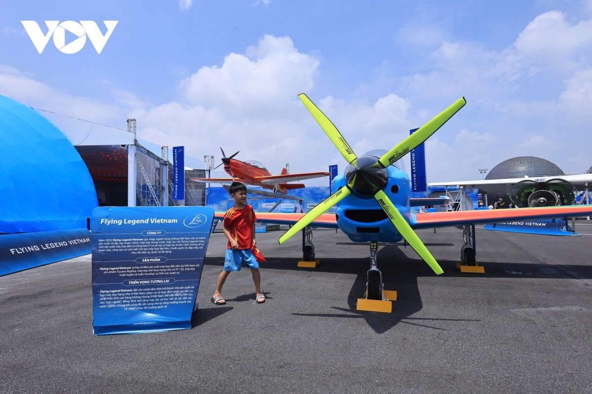 locals enthusiastic about flight simulation experience at achievement exhibition picture 1