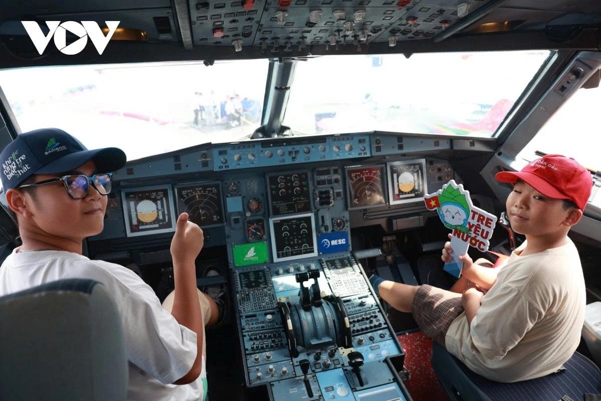 locals enthusiastic about flight simulation experience at achievement exhibition picture 9