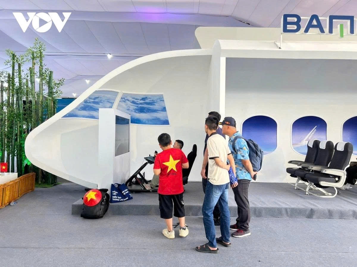 locals enthusiastic about flight simulation experience at achievement exhibition picture 2