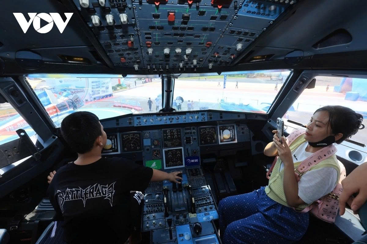 locals enthusiastic about flight simulation experience at achievement exhibition picture 6