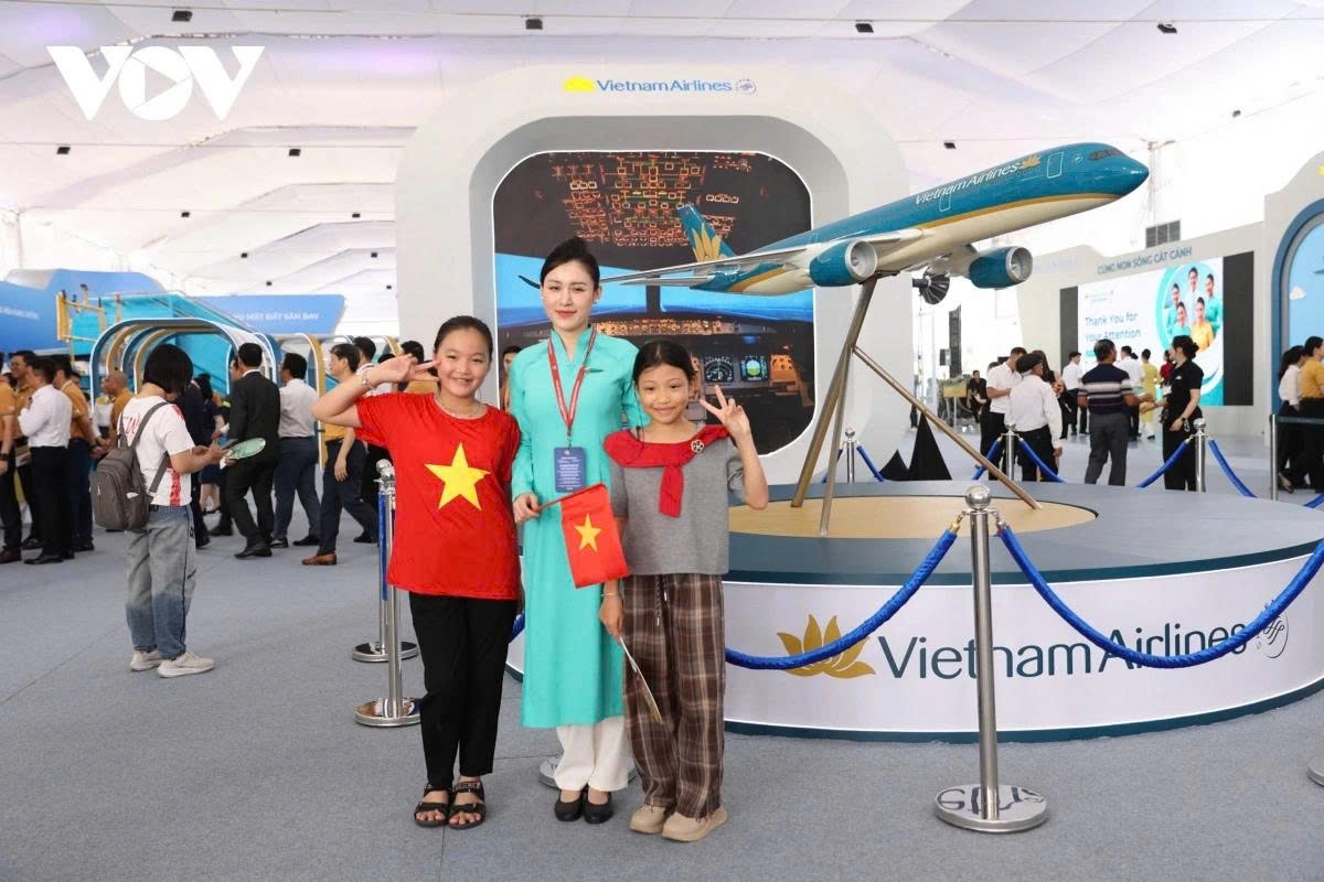 locals enthusiastic about flight simulation experience at achievement exhibition picture 3