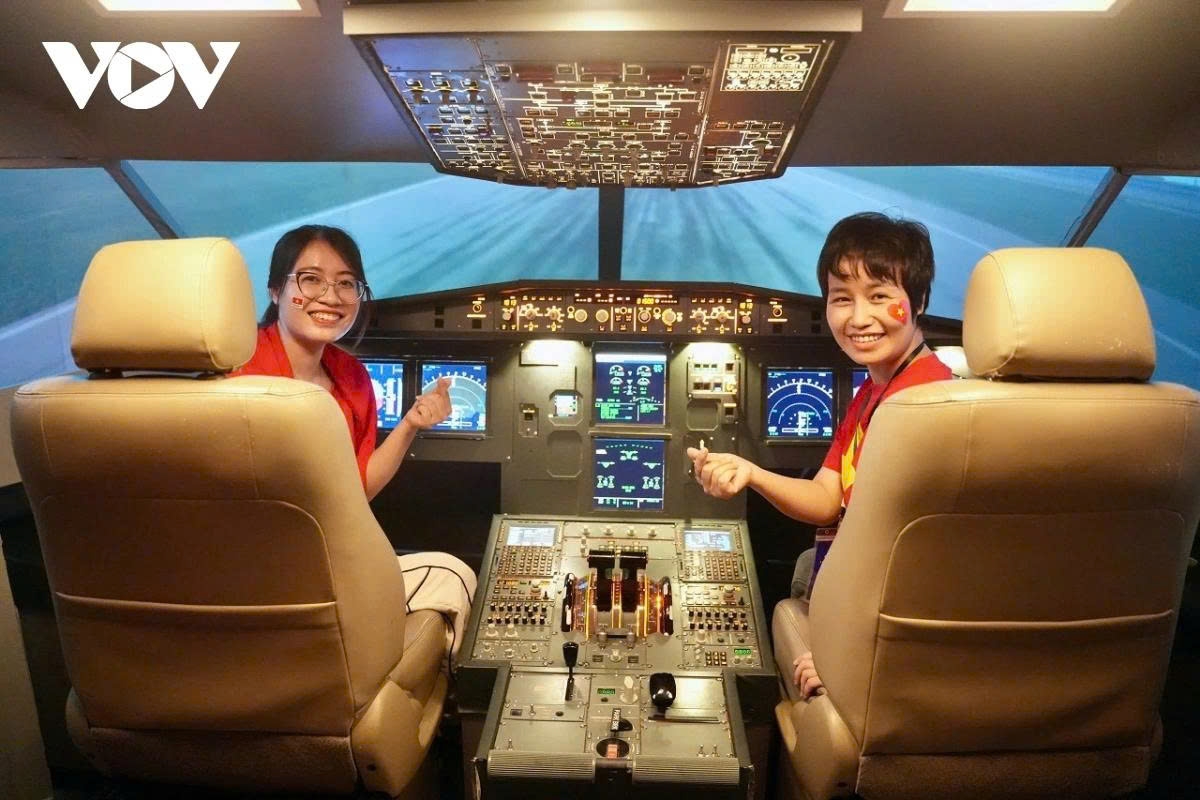 locals enthusiastic about flight simulation experience at achievement exhibition picture 5