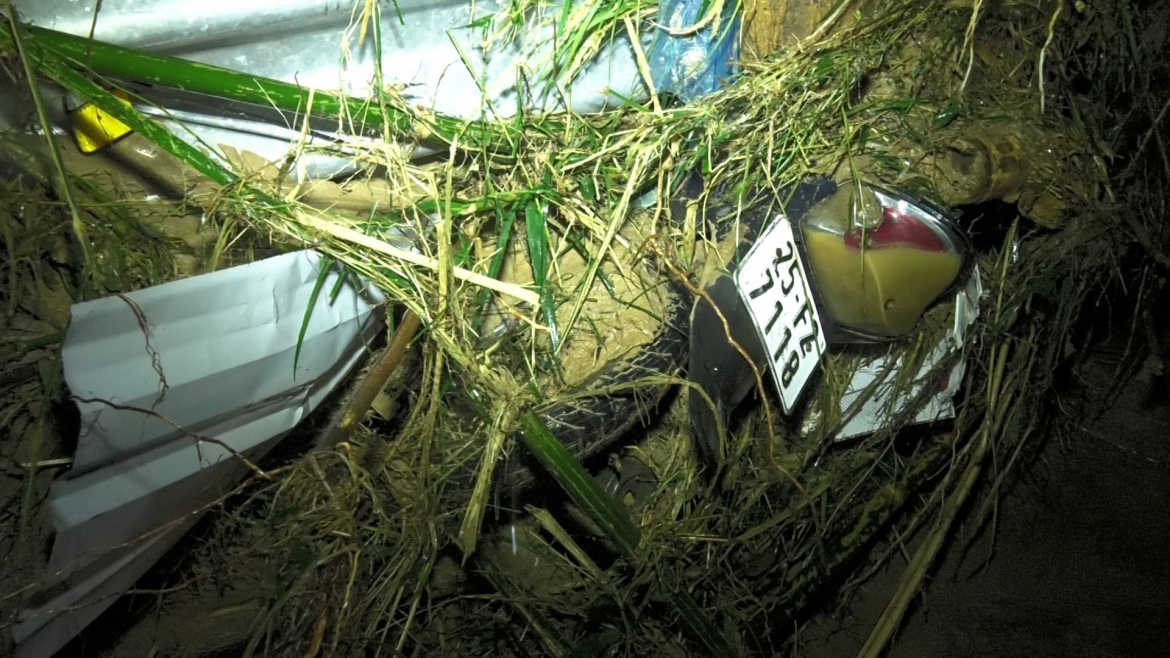 mua lu tan pha tai lao cai khien hang tram ngoi nha bi hu hong, giao thong chia cat hinh anh 1