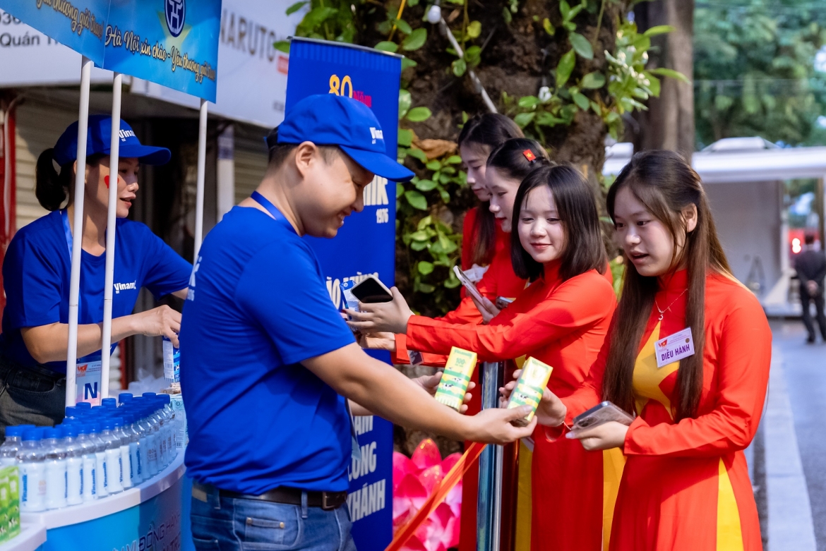 vinamilk hoa nhip cung trieu trai tim mung 80 nam quoc khanh hinh anh 3