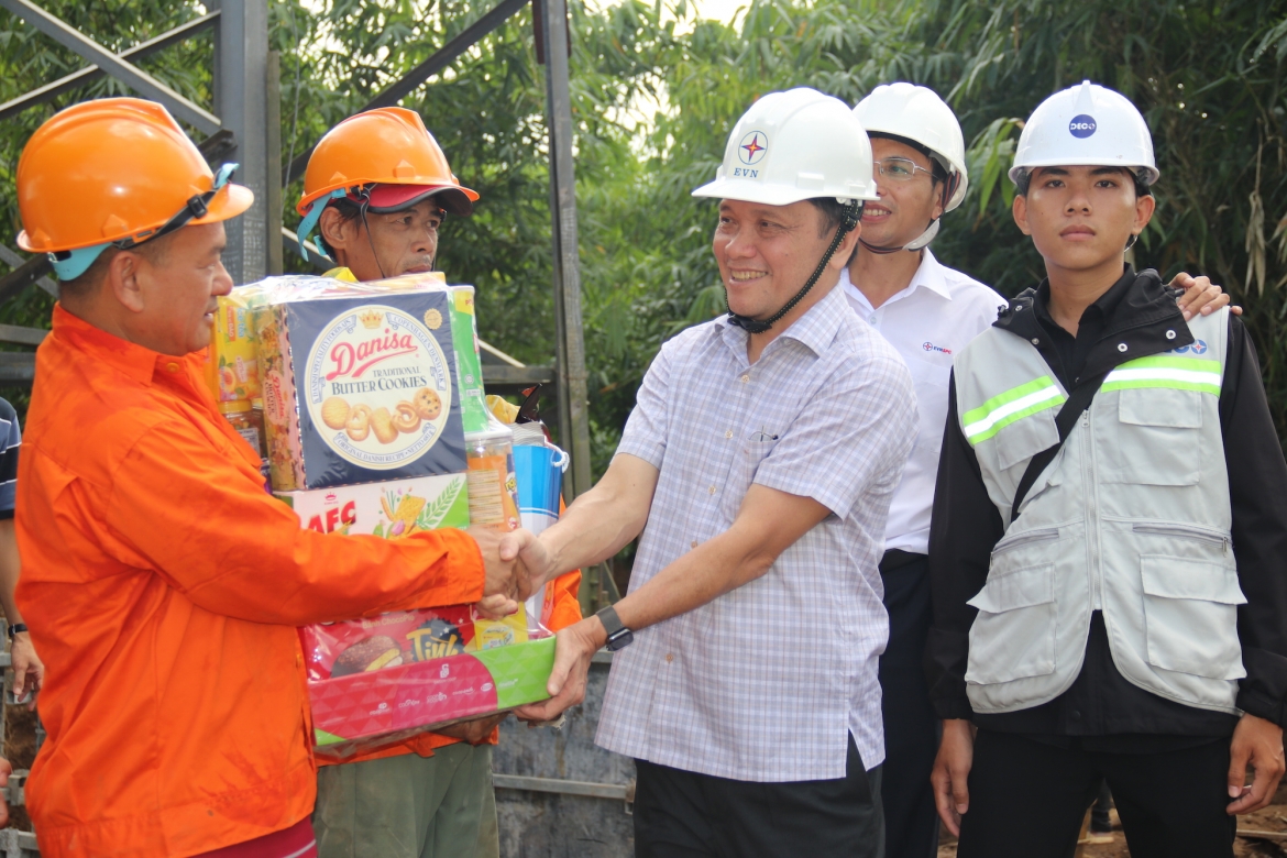 hon 800 nguoi thi cong xuyen le tren cac cong trinh luoi dien khu vuc mien nam hinh anh 4