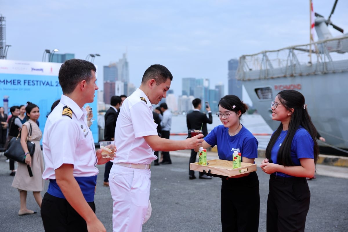 bat mi mon viet xuat hien trong su kien don tau hai quan hoang gia anh hinh anh 8