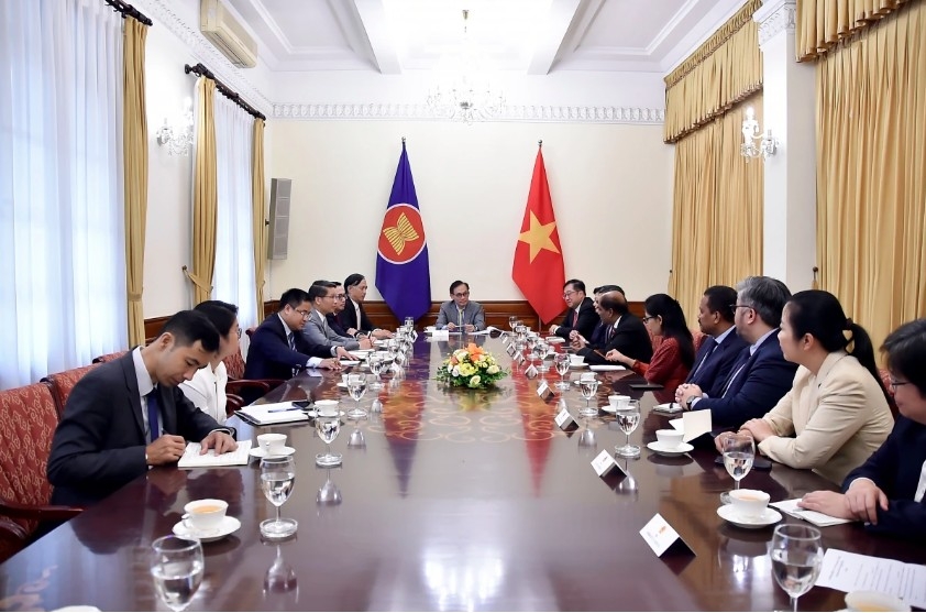 acting fm le hoai trung meets asean and timor-leste diplomats in hanoi picture 2