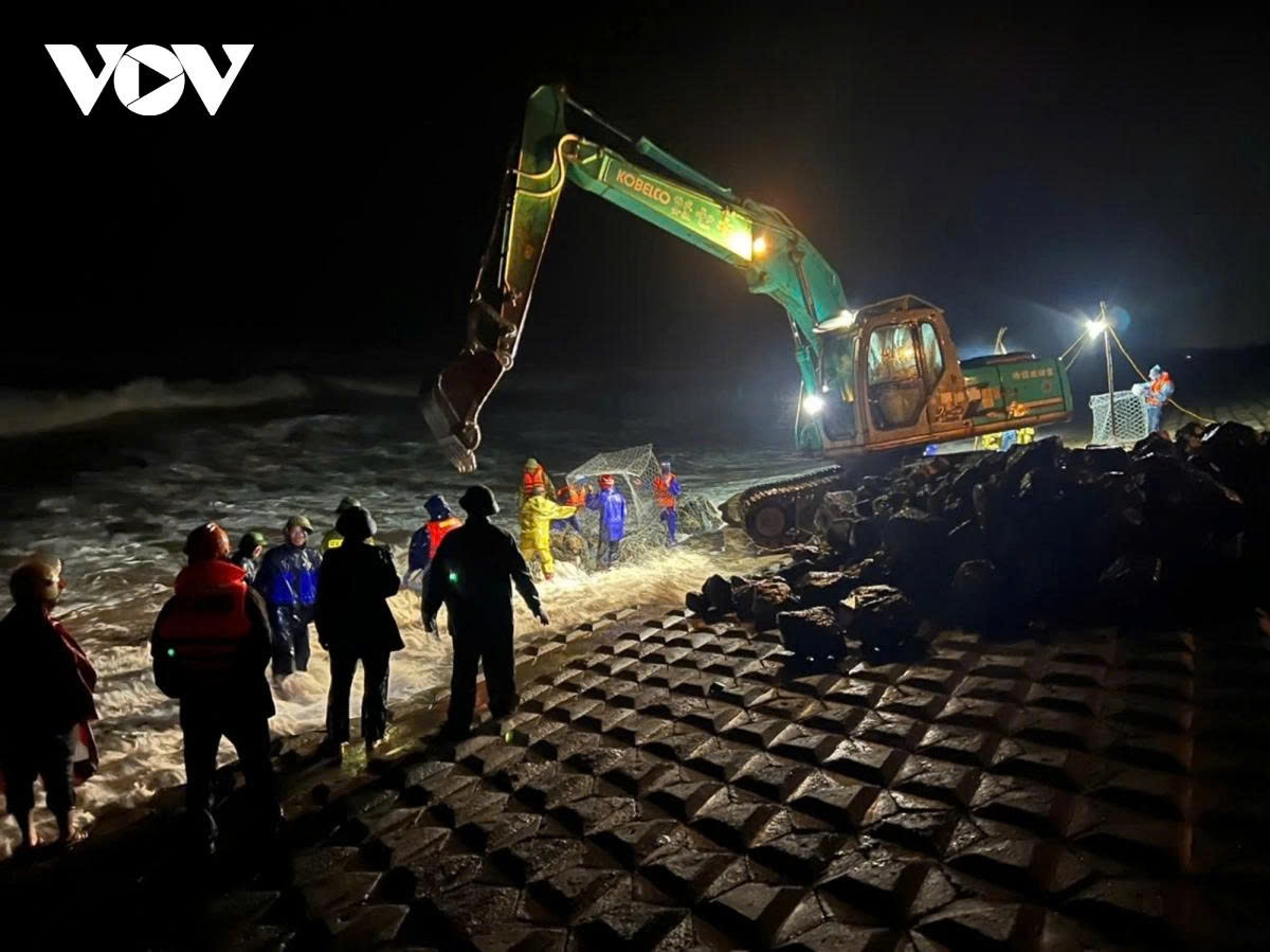 typhoon bualoi slams into central coast of vietnam picture 2