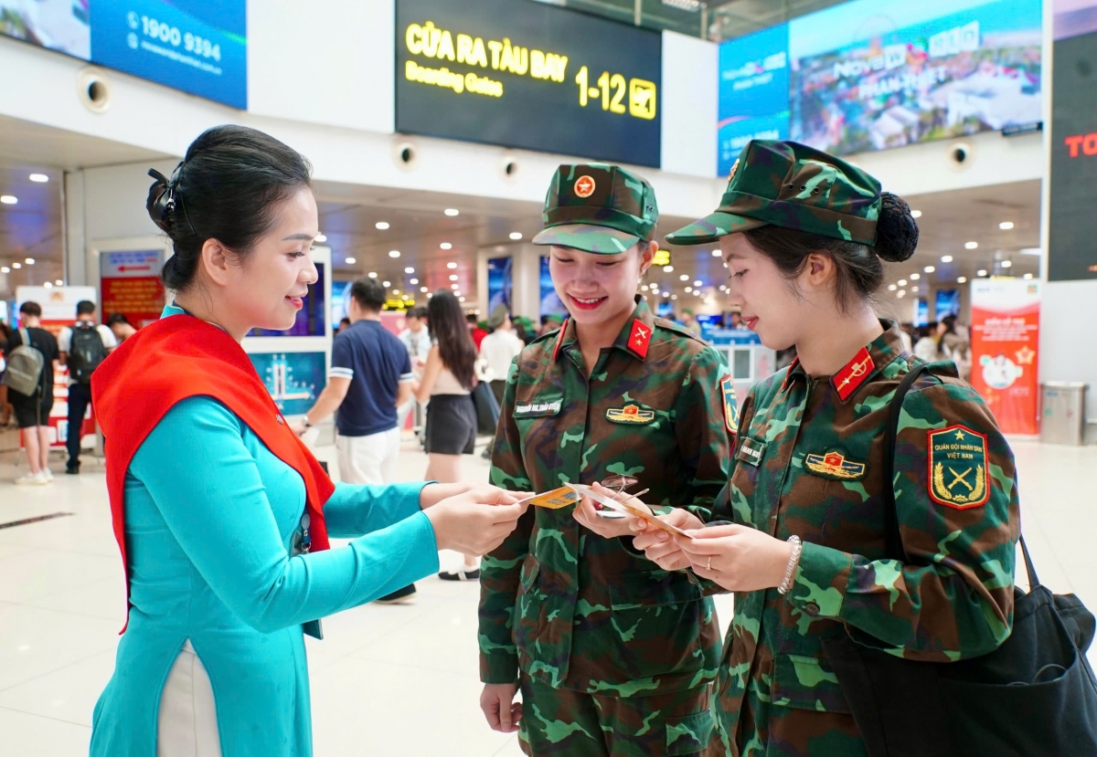 Hành trình chuyến bay đặc biệt đưa hơn 360 chiến sĩ làm nhiệm vụ A80 về TP.HCM