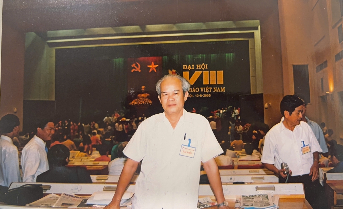 binh luan vien Dinh khai - nguoi ve tran dau bang ngon ngu hinh anh 1