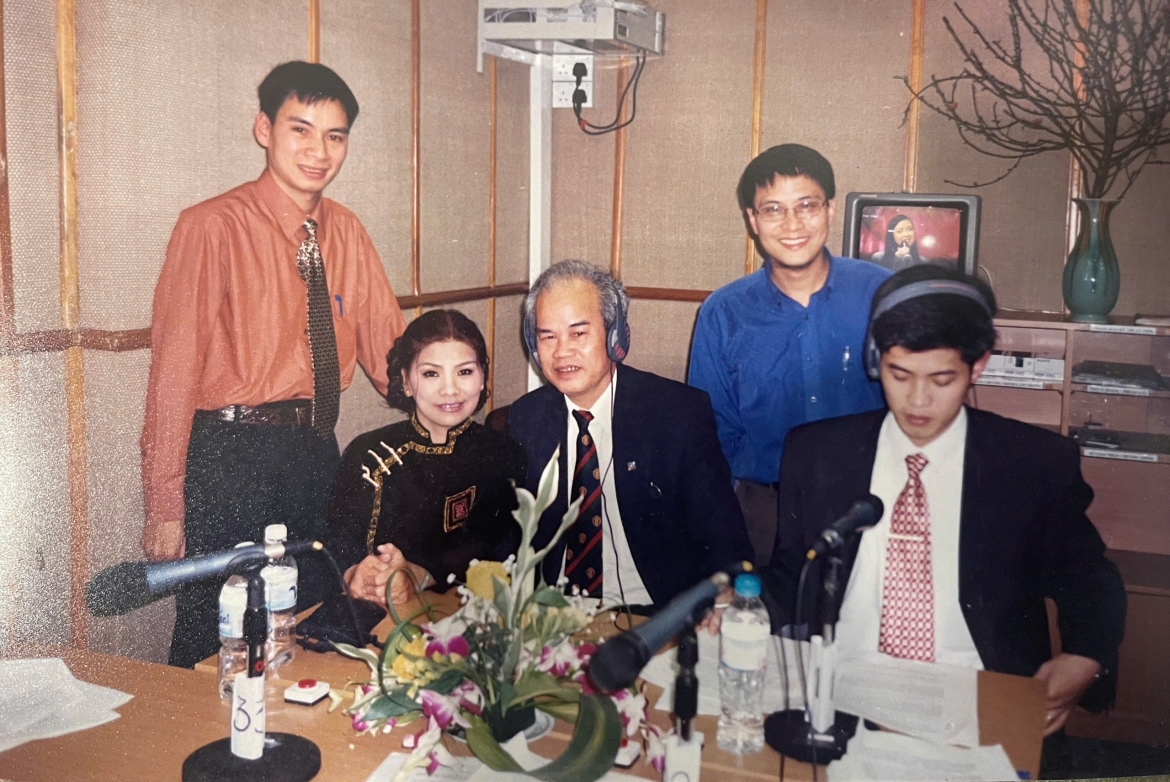 binh luan vien Dinh khai - nguoi ve tran dau bang ngon ngu hinh anh 3