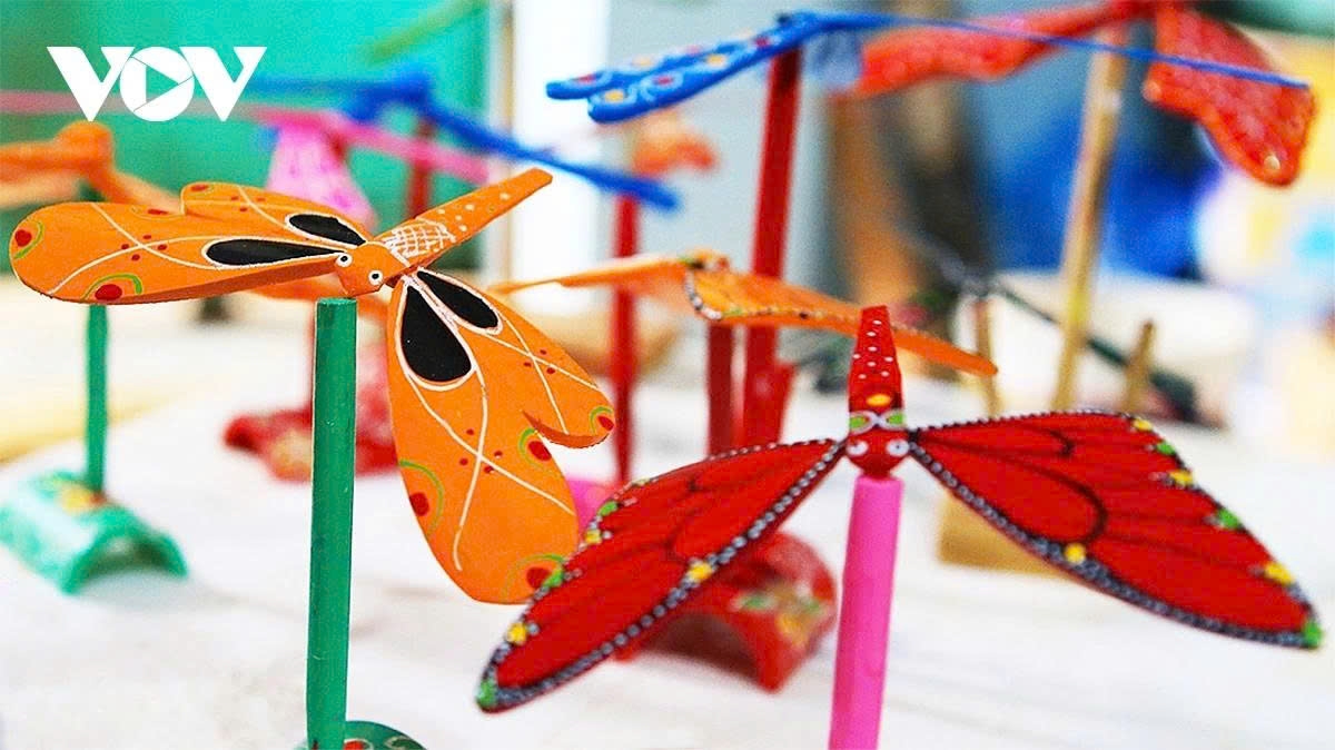 unique bamboo dragonfly craft village beside tay phuong pagoda picture 12