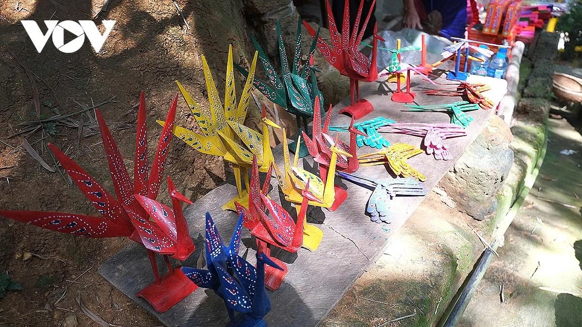 unique bamboo dragonfly craft village beside tay phuong pagoda picture 15