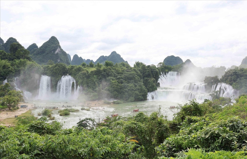 ban gioc detian waterfalls site a symbol of vietnam china friendship picture 1 ban gioc detian waterfalls site a symbol of vietnam china friendship picture 1