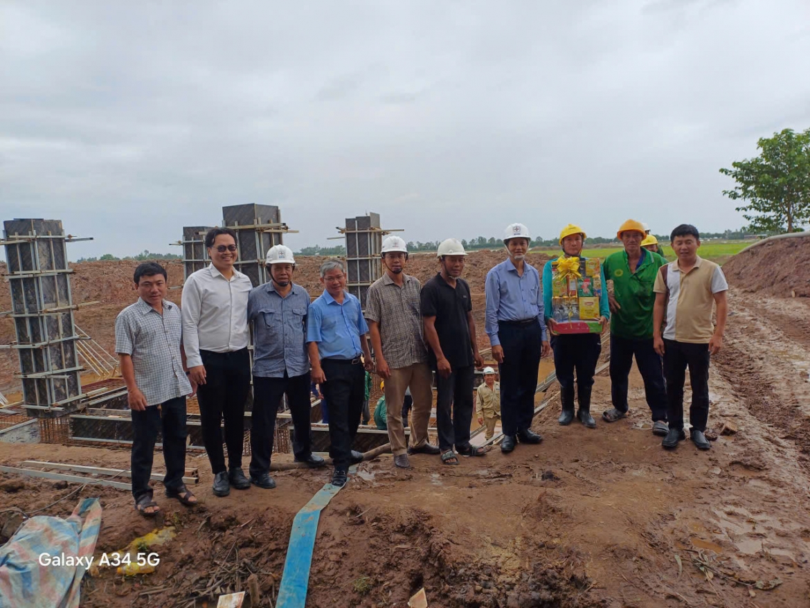 hon 800 nguoi thi cong xuyen le tren cac cong trinh luoi dien khu vuc mien nam hinh anh 10