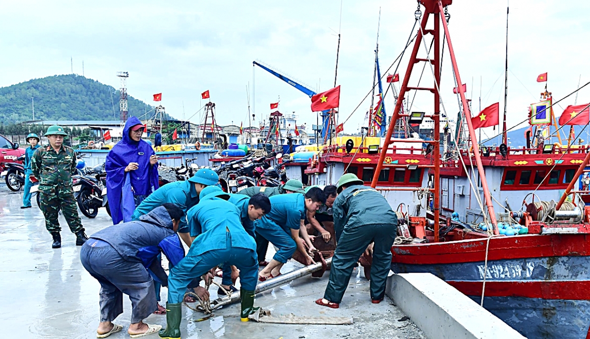 bo doi bien phong nghe an huy dong 800 can bo, chien si phong chong bao so 10 hinh anh 2