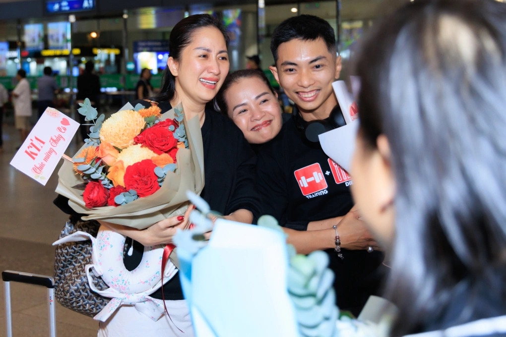 sao viet 17 9 khanh thi khoc o san bay sau thanh cong cua phan hien hinh anh 1