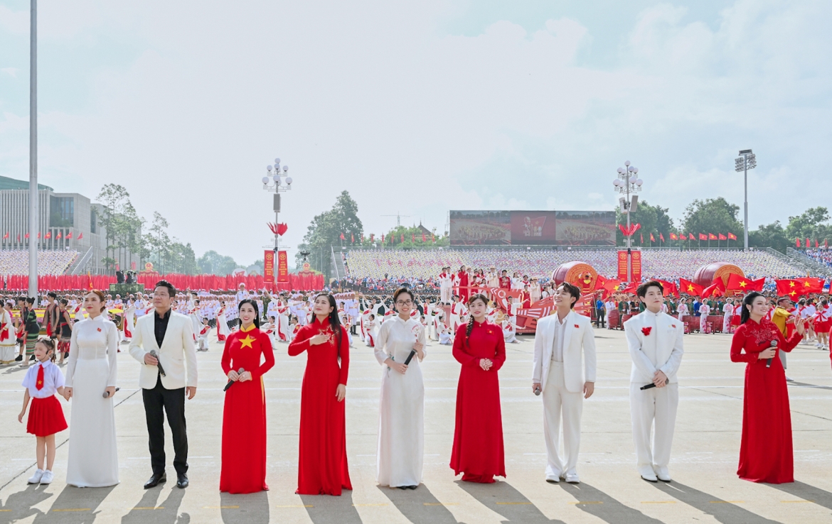 sao mai thu hang xuc dong khi duoc hat trong le ky niem, dieu binh 80 nam quoc khanh hinh anh 2