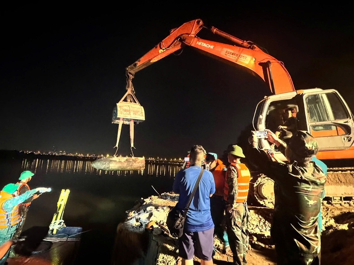 two large wartime bombs found near long bien bridge picture 1
