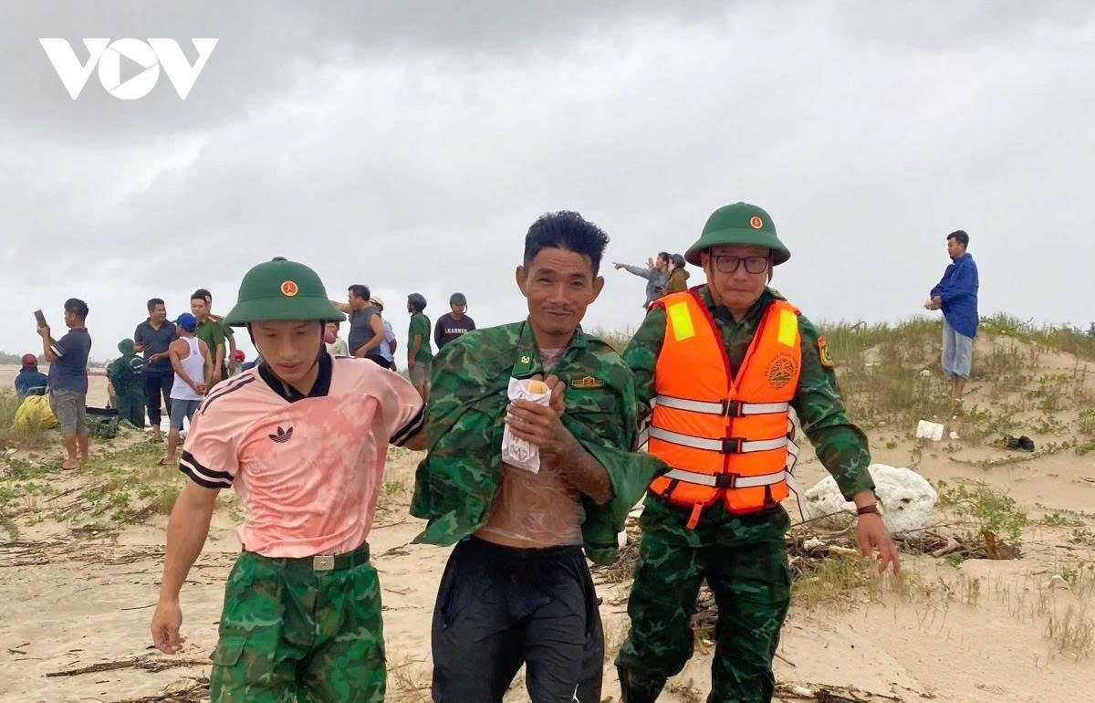 bualoi landfall two fishing vessels with 11 on board sink off quang tri picture 1