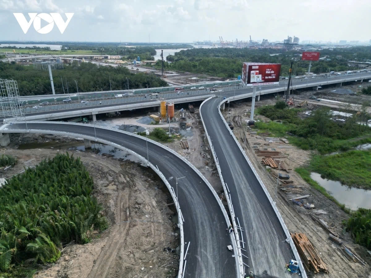 Phải vượt mục tiêu 3.000 km cao tốc và 1.700 km đường ven biển trong năm 2025