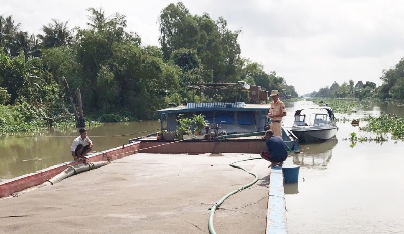 Công an tỉnh Đồng Tháp bắt giữ phương tiện vận chuyển cát trái phép