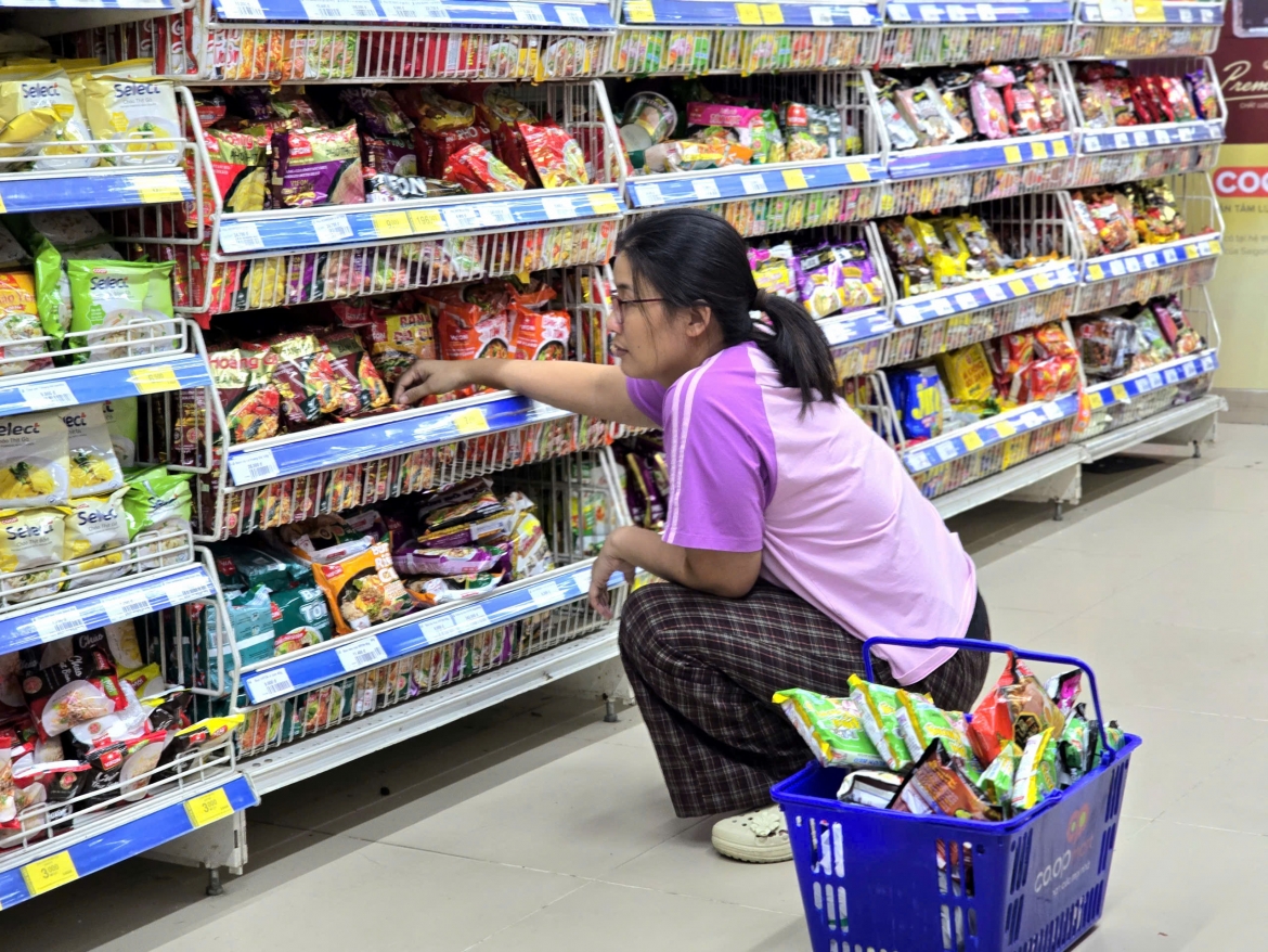 giua bao so 10, saigon co.op tung goi binh on gia thiet yeu, giam gia thuc pham den 33 hinh anh 2