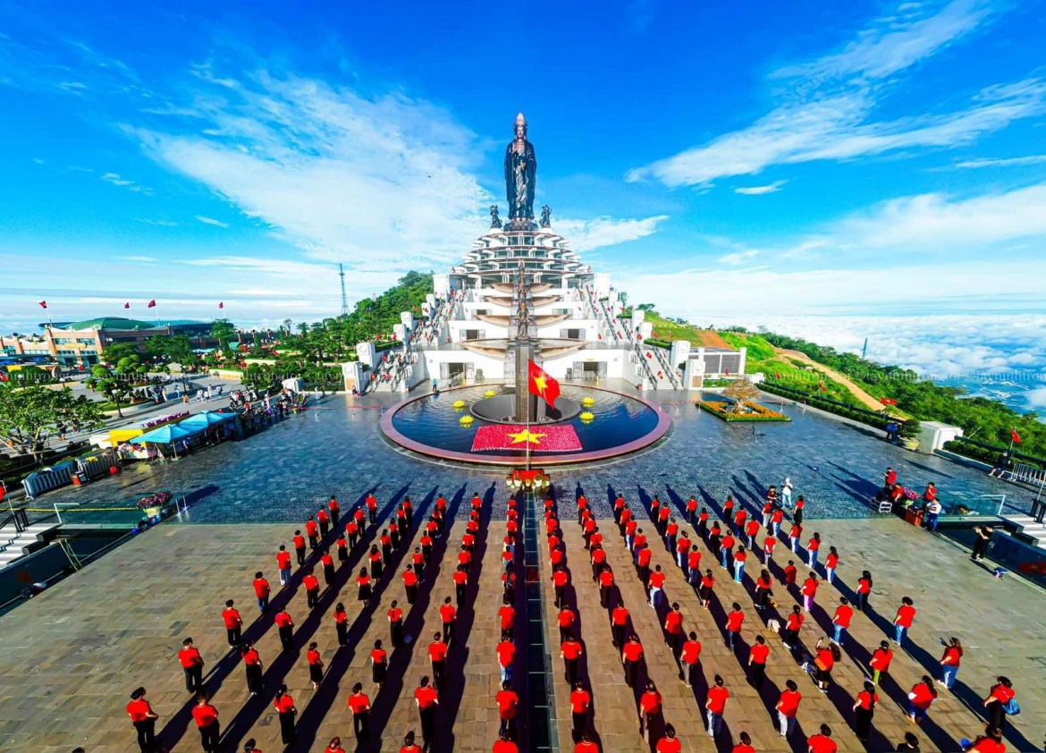 du khach hao hung tham du trien lam lich su va cho la ky luc tai nui ba Den hinh anh 1