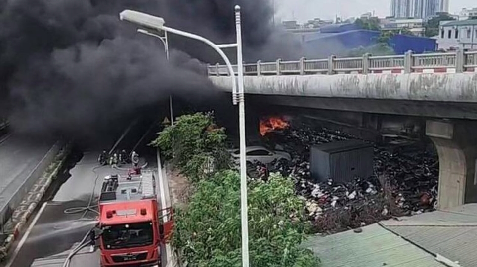 Vụ cháy bãi giữ xe dưới gầm cầu Vĩnh Tuy: Báo động đỏ với chính sách cấp phép tạm thời