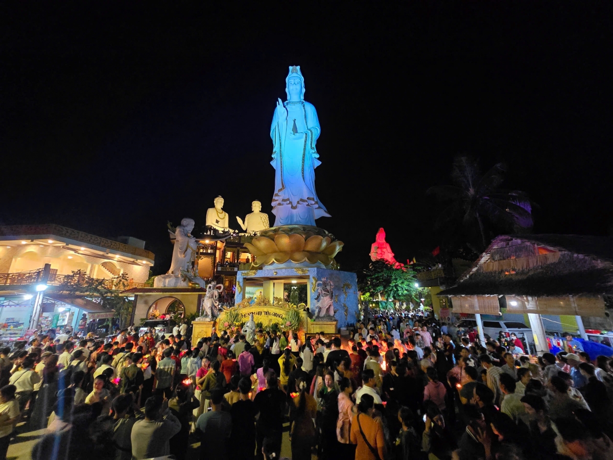 Đông đảo người dân đến viếng chùa, tham gia hoạt động xã hội dịp Rằm tháng Bảy