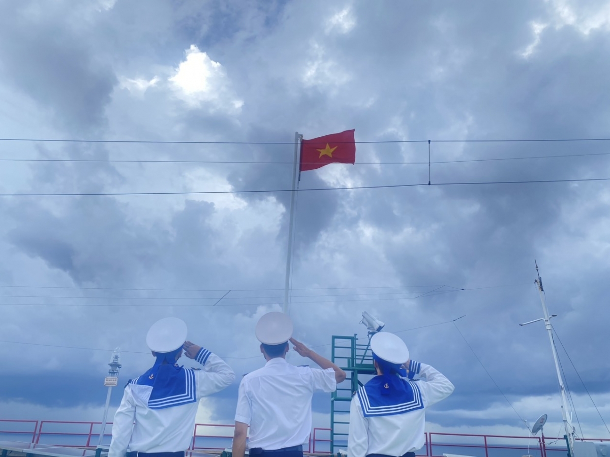 co to quoc giua trung khoi hinh anh 2