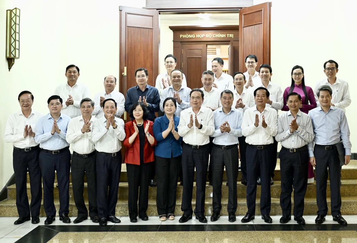 bo chinh tri lam viec voi cac tinh lai chau, ha tinh va tp can tho hinh anh 5