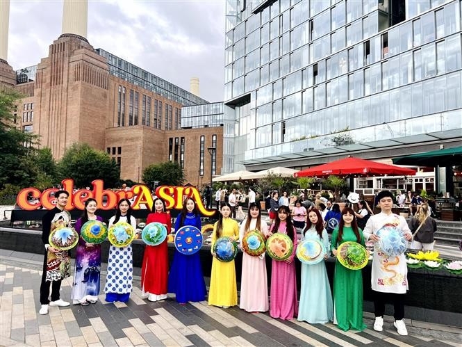 vietnamese cultural colours shine at uk s largest southeast asian festival picture 1 vietnamese cultural colours shine at uk s largest southeast asian festival picture 1