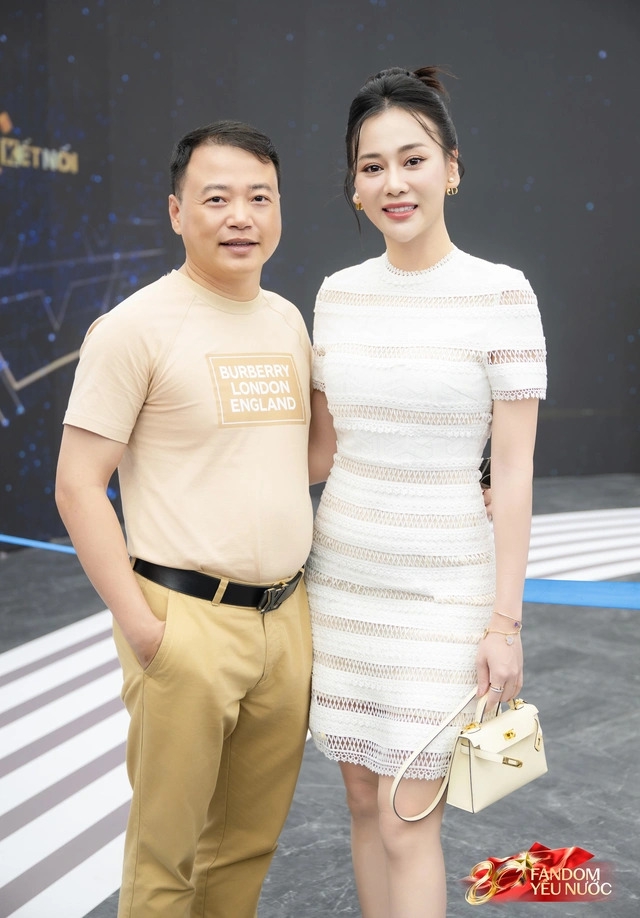 sao viet 5 9 vo chong ngo thanh van mung day thang con gai hinh anh 7