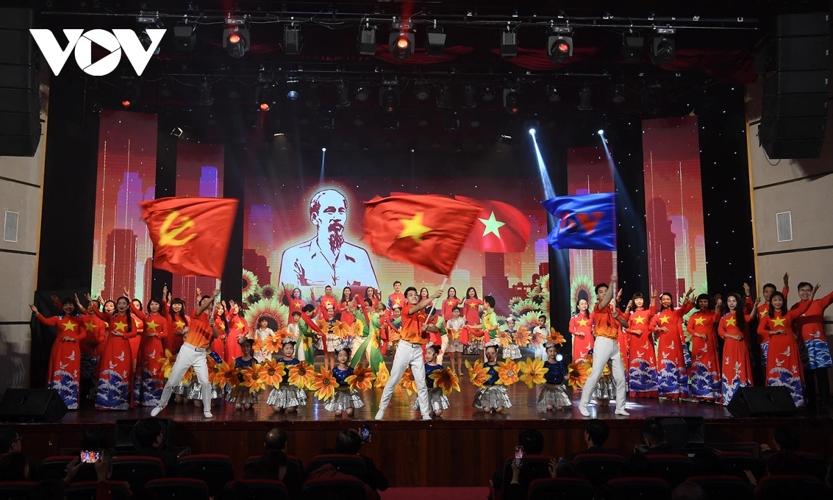 Văn nghệ sĩ Đài Tiếng nói Việt Nam: Gắn bó, tận hiến và tự hào