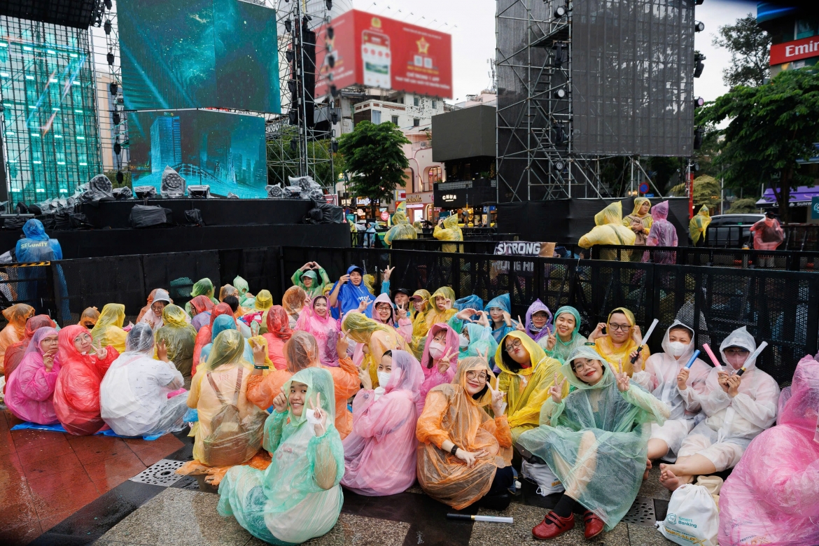 he lo san khau cuc hoanh trang cua bidv music festival, don dan sao khung hinh anh 4