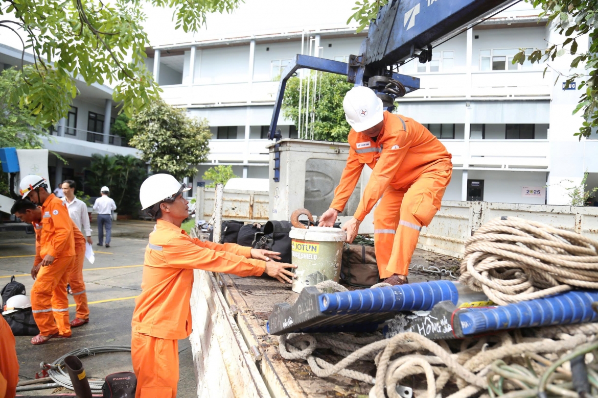 evncpc huy dong gan 350 nhan luc ho tro quang tri va ha tinh khac phuc hau qua bao so 10 hinh anh 1