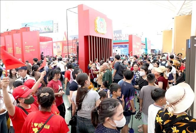 Exhibition on Vietnam's 80-year journey wraps up
