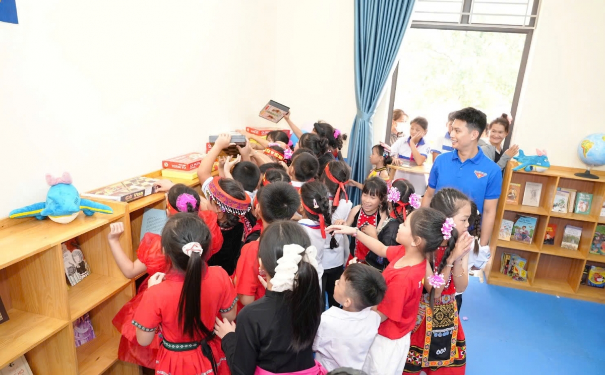 Vietnam Airlines trao tặng thư viện và 500 chăn ấm cho học sinh Tuyên Quang