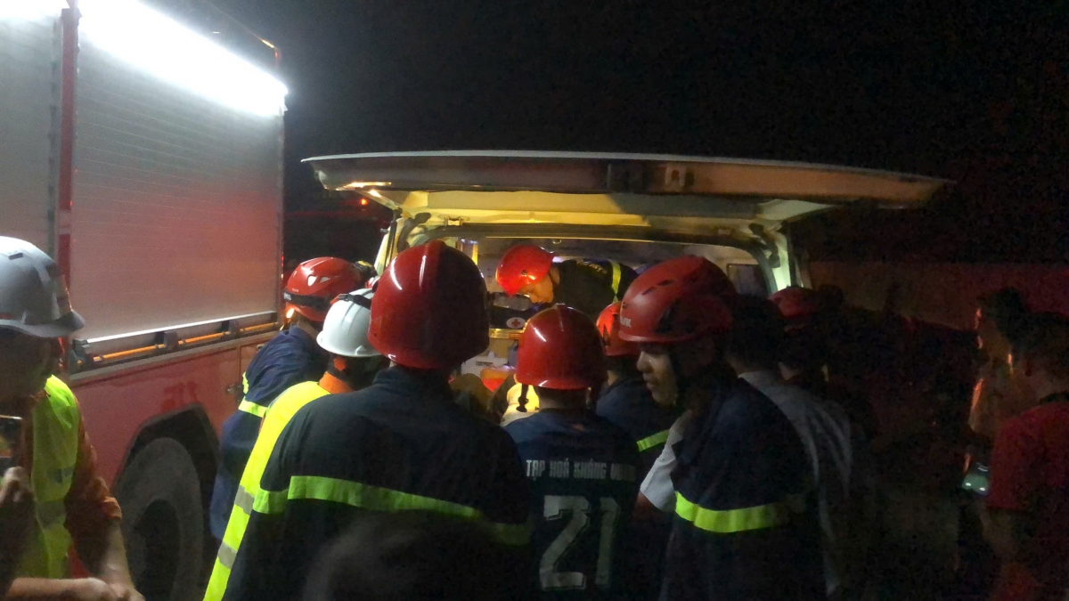 Tai nạn trên cao tốc La Sơn-Túy Loan, cảnh sát đập cửa kính cứu 11 nạn nhân